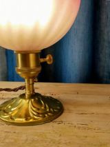 Lampe à poser abat-jour rose dentelé