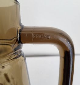 Pichet en verre fumé vintage 