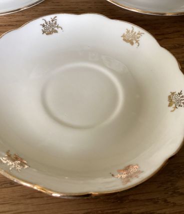 4 tasses et sous tasses porcelaine blanche et or