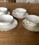 4 tasses et sous tasses porcelaine blanche et or