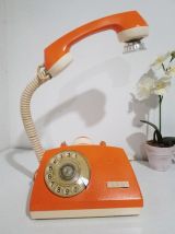 Téléphone vintage à cadran de 1977 recyclé en lampe à poser