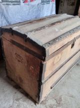 Ancienne malle de rangement avec peinture