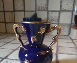 Vase amphore en porcelaine de Limoges décor Fragonard