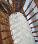 Berceau en bois avec son matelas et linge de lit 