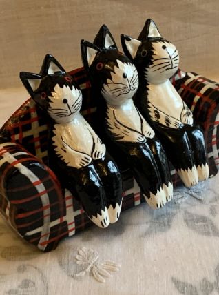 Figurines chats sur canapé en bois 