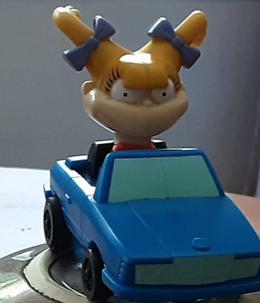 Figurine Angelica dans sa voiture bleue  