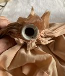 Buste femme en biscuit sur socle avec une robe 