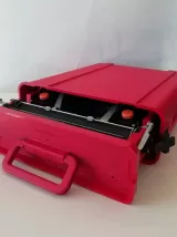 Machine à écrire manuelle VALENTINE de chez OLIVETTI. 