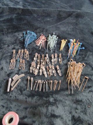 68 bigoudis rouleaux anciens, 40 épingles métal, épingles pl