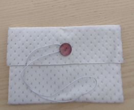 pochette crème brillante souple