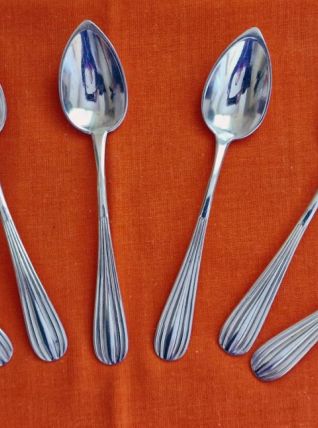 6 petites cuillères en métal argenté