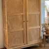 Armoire vintage en bois brut pieds compas 