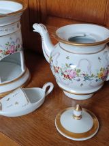 TISANIERE A DECOR FLORAL POLYCHROME PORCELAINE DE  PARIS