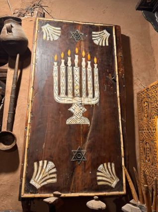 Héritage berbère : porte ancienne ornée d'os de chameau