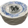 12 assiettes plates ornées de Scènes militaires.