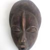 Ancien masque Dan en bois sculpté.