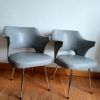 Paire de fauteuils design skaï et capitons, vers 1960 