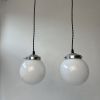 PAIRE D’ANCIENNES SUSPENSIONS VINTAGE EN OPALINE 14 CM