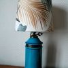 Lampe en céramique bleu pieds griffes abat-jour jungle