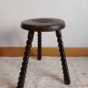 Tabouret tripode brutaliste pieds torsadés 