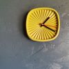 Horloge pendule murale vintage silencieuse Tupperware olive