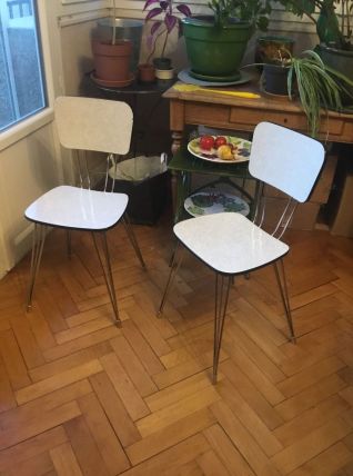 2 chaises en formica pieds Eiffel