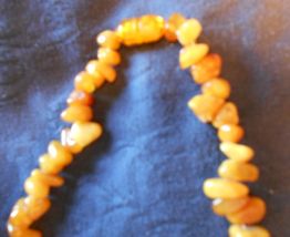 COLLIER VINTAGE EN AMBRE BLANC DE LA BALTIQUE 44 CM DE LONG