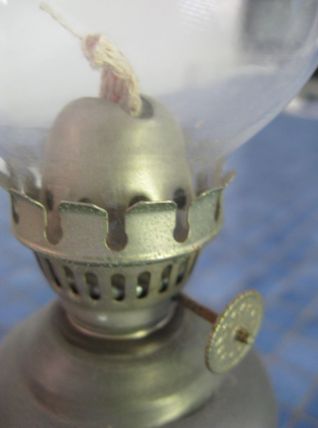 lampe à pétrole en étain