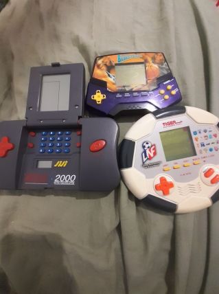 3 anciens jeux électroniques fonctionnels