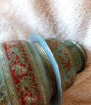 Urne Marocaine dorée en laiton gravé motifs floraux