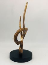 Sculpture en flammes entrelacées.