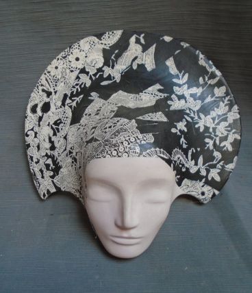 Masque décoratif en terre cuite peinte ,pièce unique