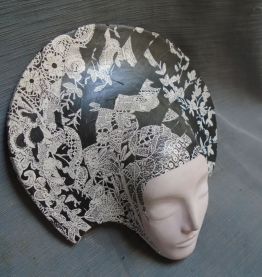 Masque décoratif en terre cuite peinte ,pièce unique