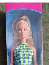 BARBIE J'AIME BARBIE - ROBE MARGUERITES - at1998 MATTEL 