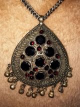 Grand pendentif Berbère Bermil ancien en argent et grenats d