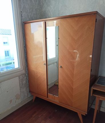 Armoire en bois massif vernis