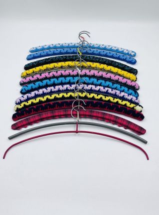 Lot de 12 cintres vintage