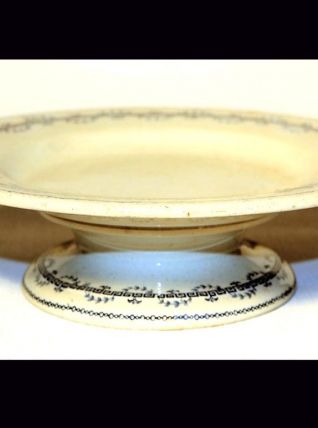 Coupe sur pied faïence ancienne. Porcelaine opaque de Gien