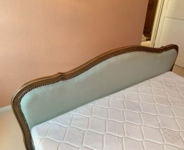 Lit d'époque en bois et tissus