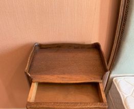 Lit d'époque en bois et tissus