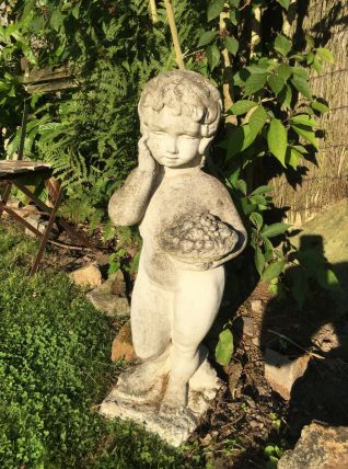 Enfant à la corbeille de fruits en béton