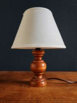 Lampe à poser vintage en bois et abat-jour en tissu 