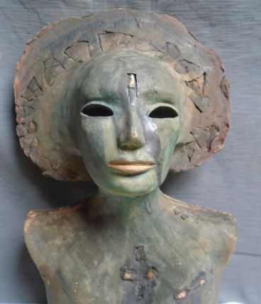 Masque buste féminin vestige ,terre et oxydes.