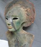 Masque buste féminin vestige ,terre et oxydes.