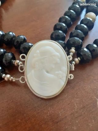 Collier en pierres semi-précieuses et fermoir camée