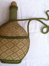 Bouteille en verre recouverte et bandouliere
