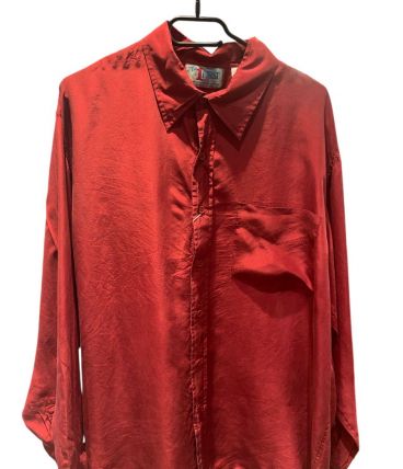 Chemise en soie rouge 