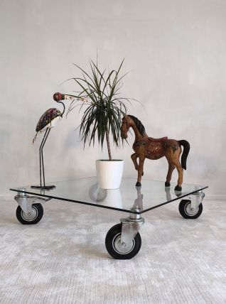 Belle table basse design en verre à roulettes 