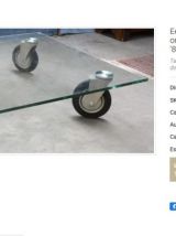 Belle table basse design en verre à roulettes 