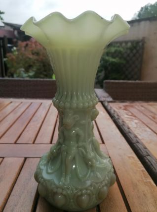 Vase en opaline vert clair 